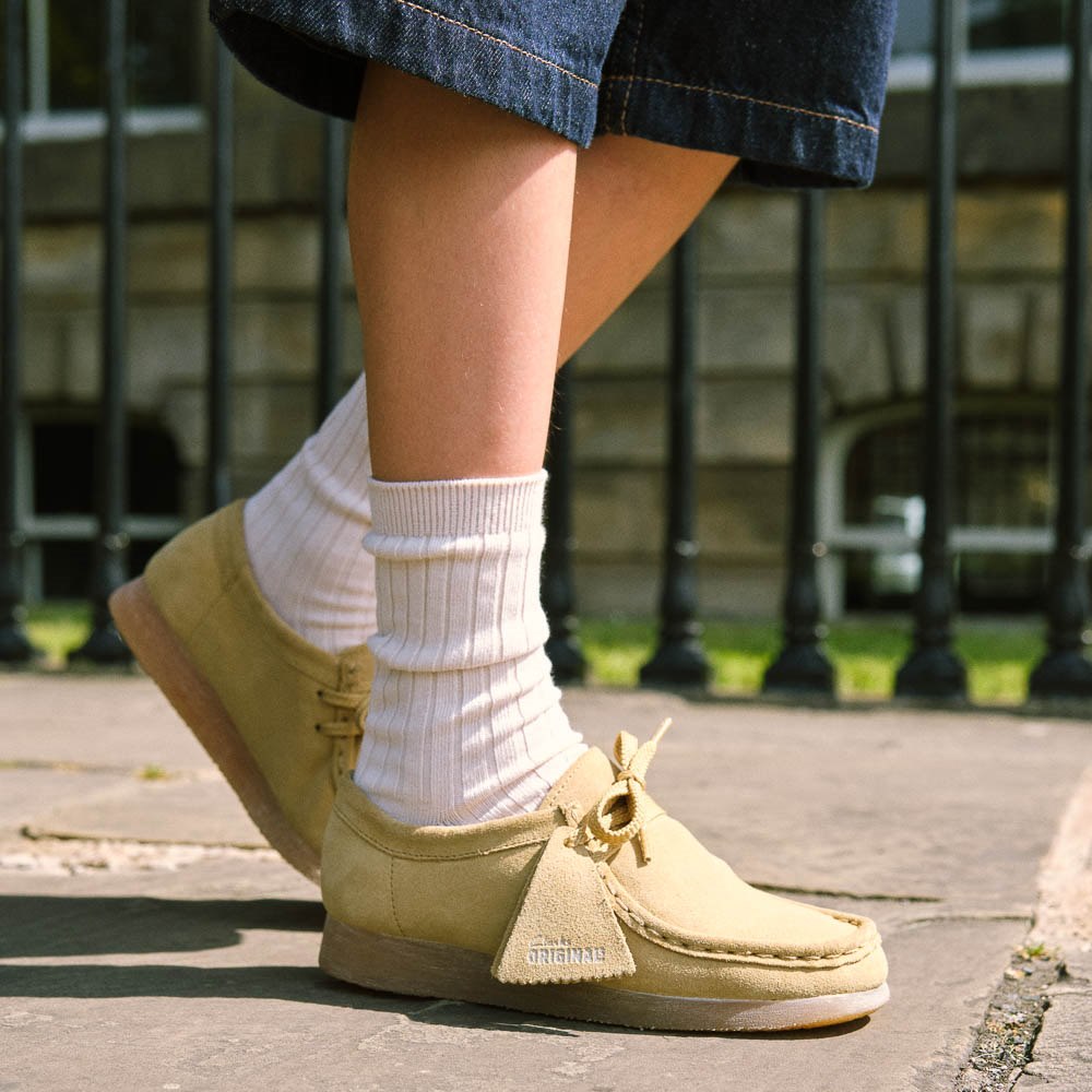 Grade School Clarks Wallabee Low - Maple Suede