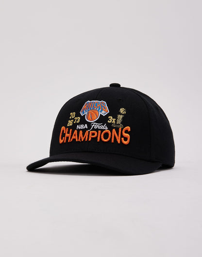 Mitchell & Ness NBA NY Knicks Champions Trophy - Black