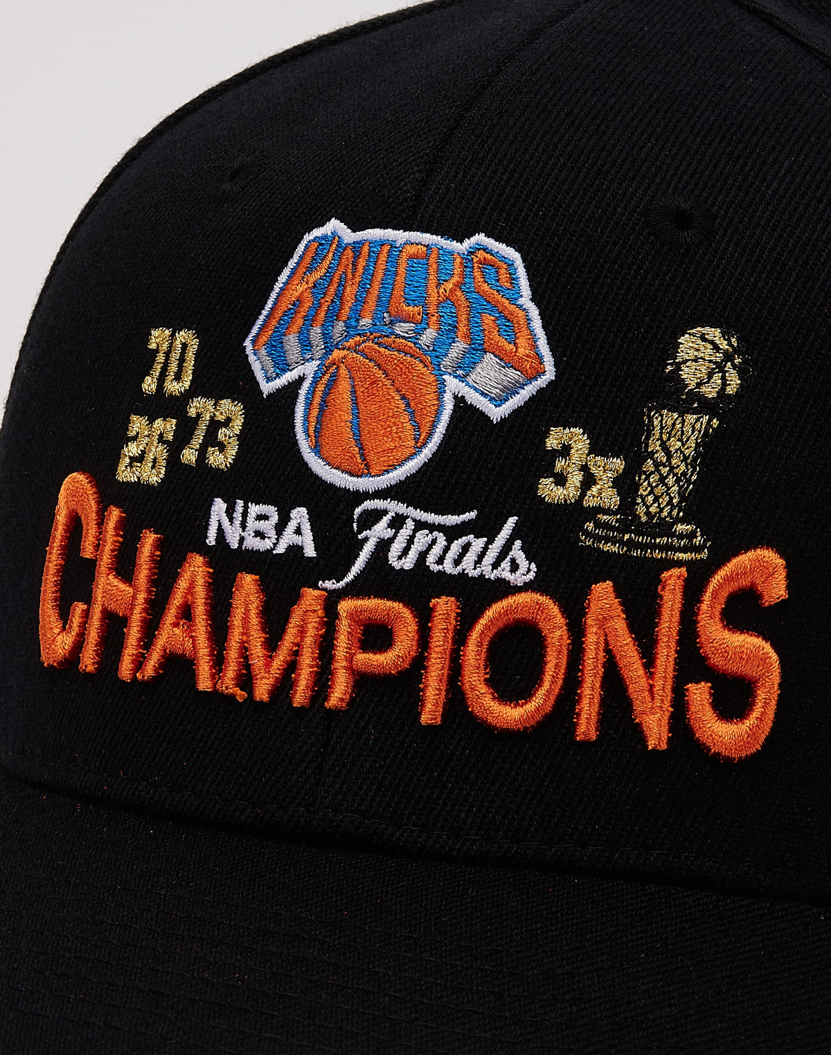 Mitchell & Ness NBA NY Knicks Champions Trophy - Black