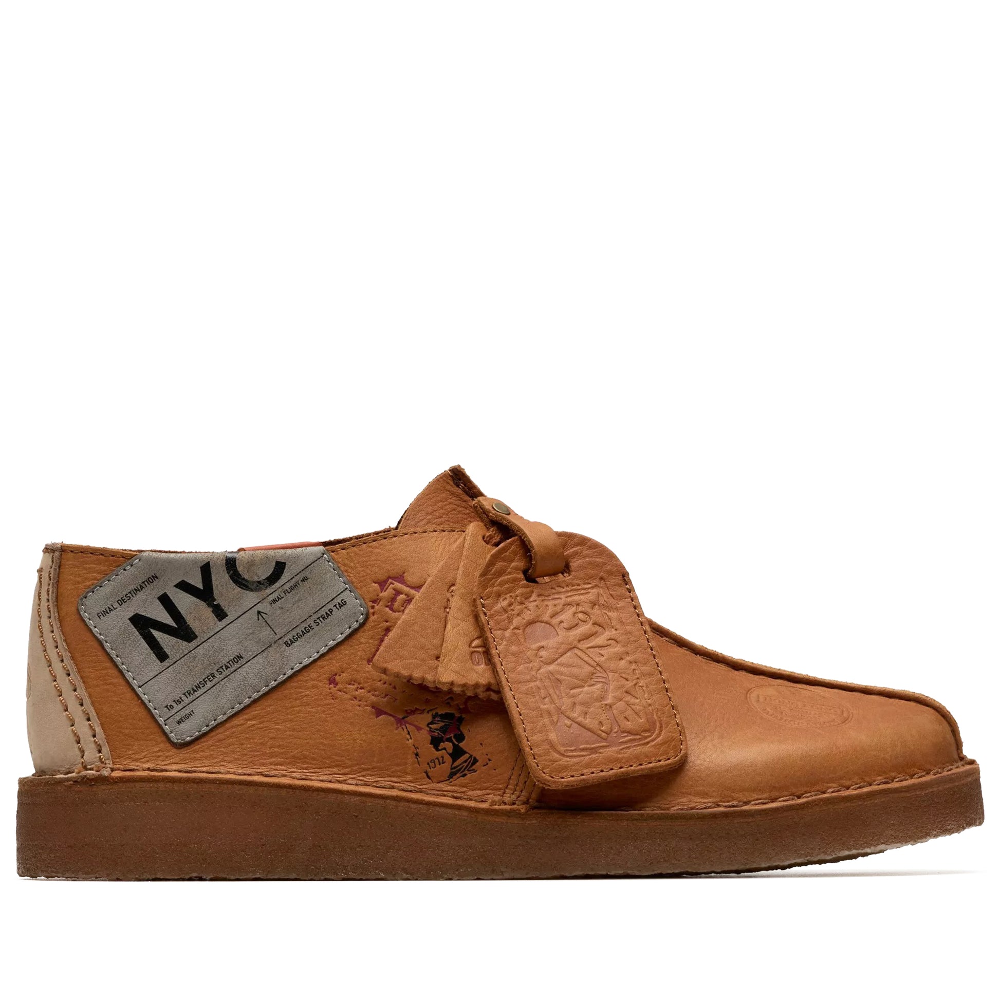  lace up shoes features premium with patchwork to make this style very distinguished. mens-clarks-desert-travel-trek